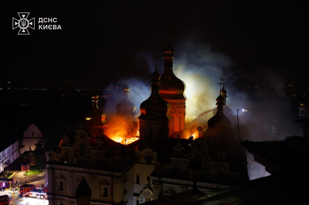 Рятувальники ліквідовують наслідки удару по Києво-Печерській лаврі (фото, відео)  фото 3