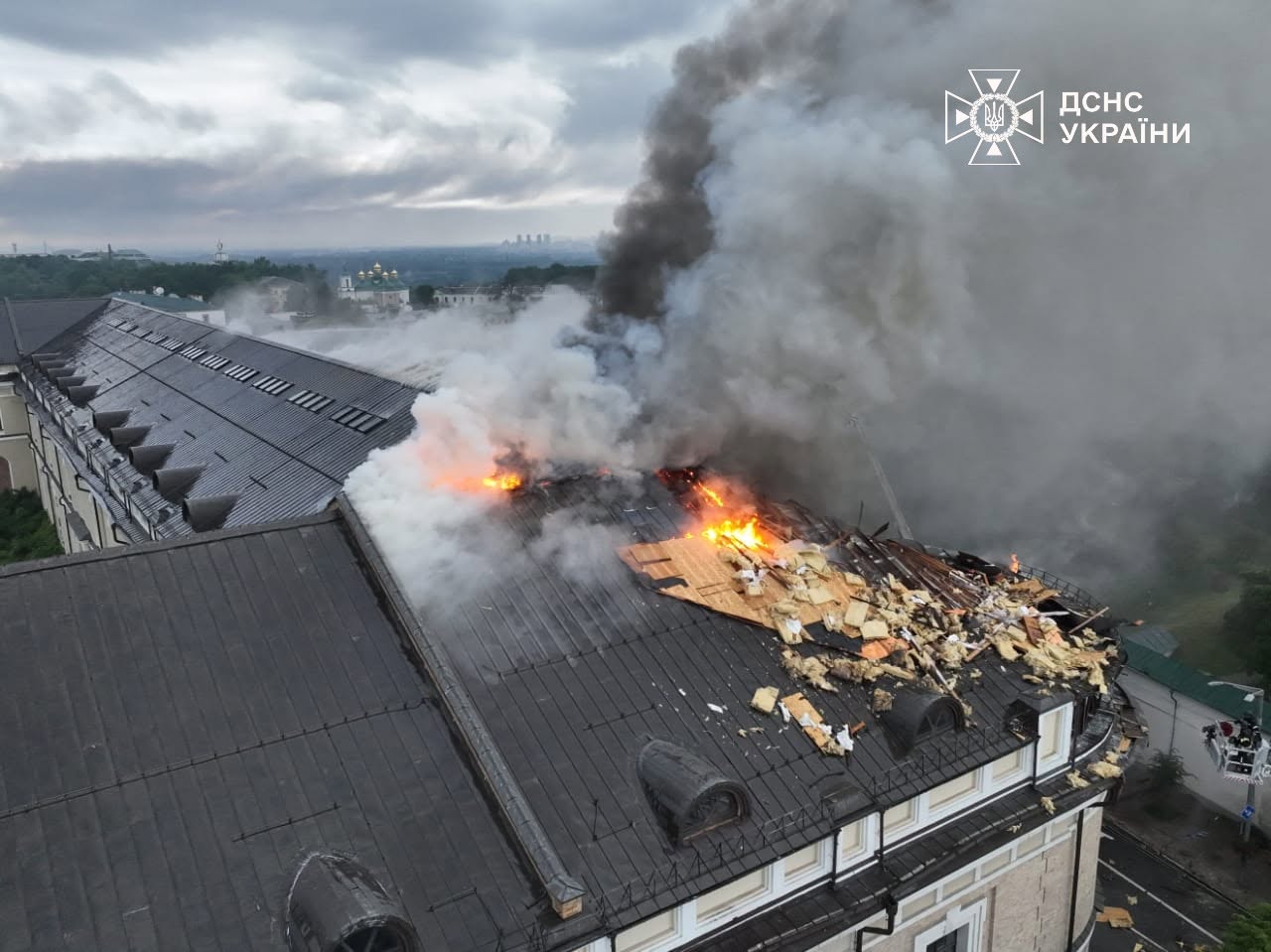 Рятувальники ліквідовують наслідки удару по Києво-Печерській лаврі (фото, відео)  фото 5