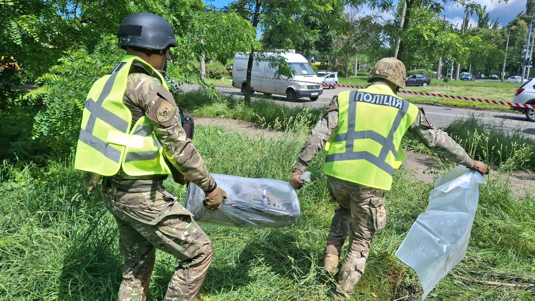 Вибухотехніки переносять бойову частину «Герані-2» до авто для подальшого транспортування до місця утилізації