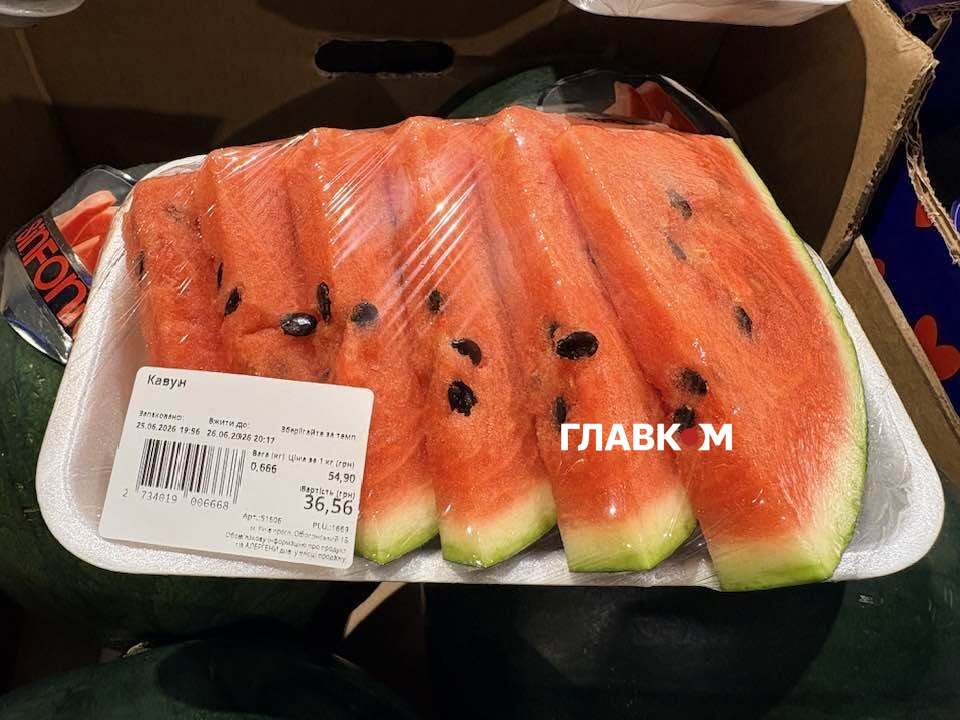 Нарізаний скибками кавун у мережі «Сільпо»