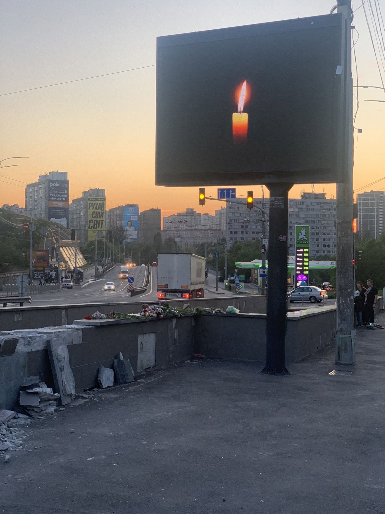 Свіча пам'яті над розтрощеним підземним переходом, де 5 червня сталася кривава ДТП, що забрала життя чотирьох людей