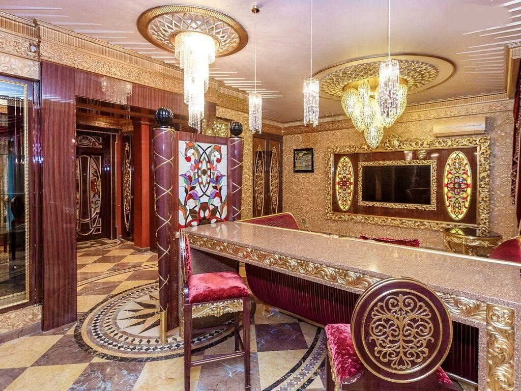 Зона їдальні прикрашена кількома кришталевими люстрами та бра