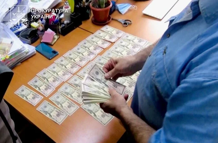Оголошено вирок двом ділкам, які намагалися збути майже 250 тис. фальшивих доларів