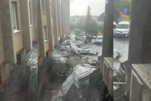 У Львові вирує негода. Вітер зніс дах районної адміністрації (фото, відео)