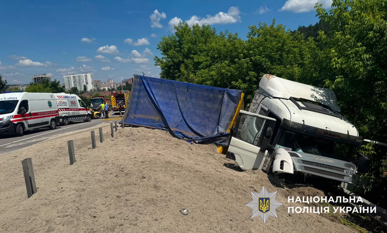 Від потужного удару фура злетіла з дороги та перекинулася на узбіччя