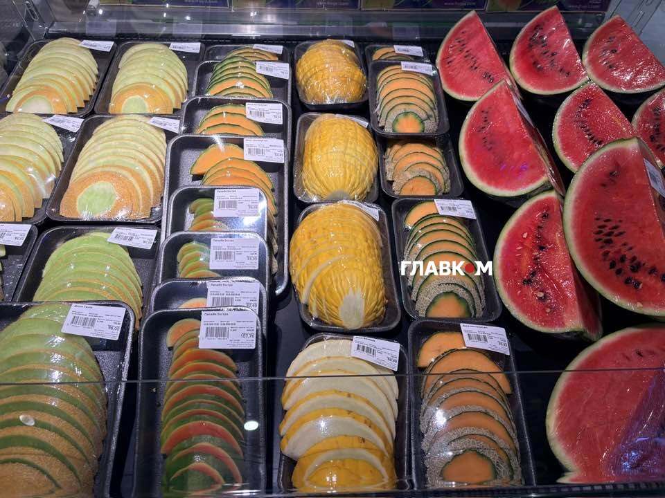 Нарізані порційними скибками баштанні у одному зі столичних супермаркетів
