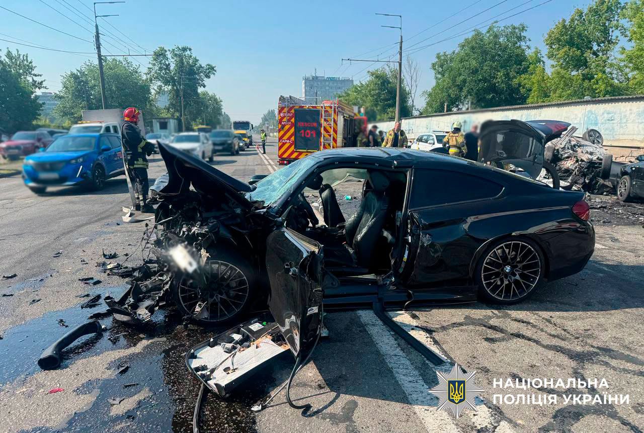 Унаслідок потужного зіткнення п’яти транспортних засобів є жертва