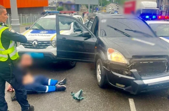 У Києві нетверезий водій без номерів протаранив три авто патрульних, які його блокували