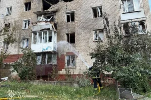 Ворог вдарив по багатоповерхівці в Ізюмі: загинула людина, є поранені (фото)