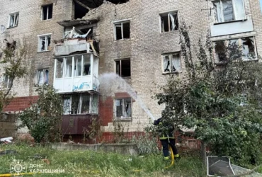 Ворог вдарив по багатоповерхівці в Ізюмі: загинула людина, є поранені (фото)