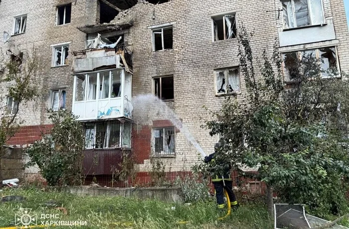Ворог вдарив по багатоповерхівці в Ізюмі: загинула людина, є поранені (фото)