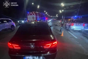 Нічна ДТП на Міхновського у Києві: рятувальники вирізали водія з авто (фото)
