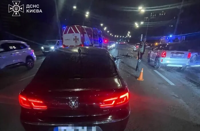 Нічна ДТП на Міхновського у Києві: рятувальники вирізали водія з авто (фото)