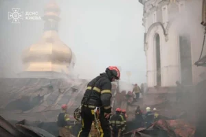 Рятувальники ліквідовують наслідки удару по Києво-Печерській лаврі (фото, відео)