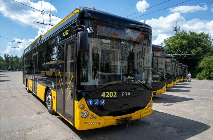 На маршрути Києва вийшли нові тролейбуси та автобуси (фото)