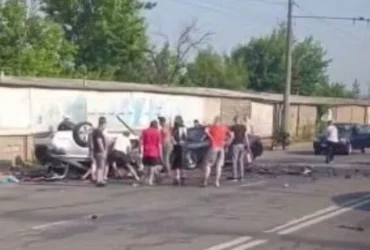 У Києві на Виговського масштабна аварія із перекиданням: попередньо, є загиблі (відео)