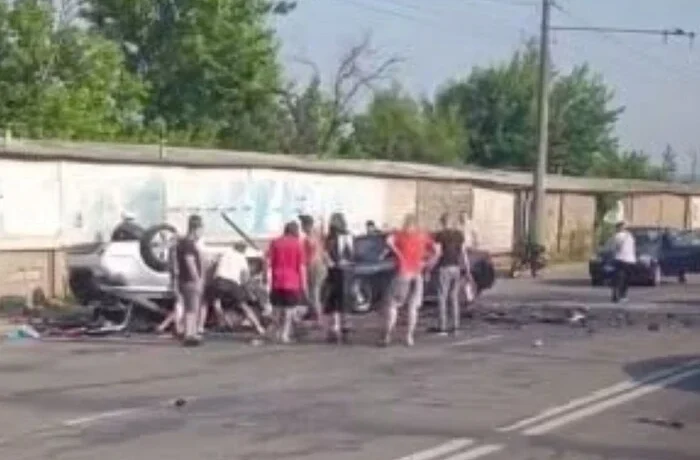 У Києві на Виговського масштабна аварія із перекиданням: попередньо, є загиблі (відео)