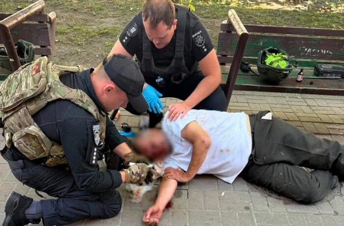 У Києві через 30-градусну спеку перехожий знепритомнів посеред вулиці