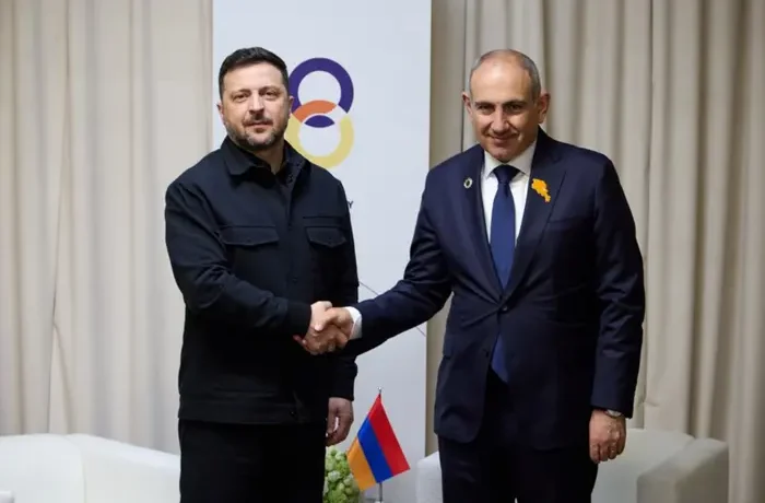 Подвійний ляпас Кремлю. Що означає історичний візит Зеленського до Вірменії