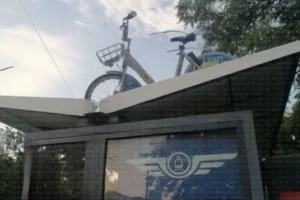 У столиці невідомі закинули прокатний велосипед на дах зупинки (фото)