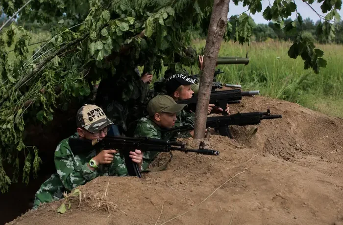 Дрони замість книжок: Росія перетворила літні табори на полігони – розвідка