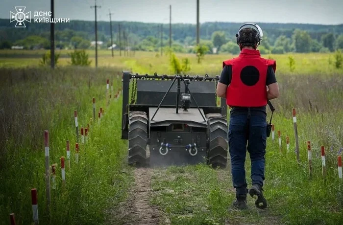 Сапери показали, як розміновують поле на Макарівщині (відео)