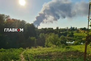 Київщина під ударом Шахедів: дим здіймається над місцем атаки