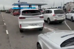 «Думав, до нас не дійде»: на заправках Москви утворилися гігантські черги (відео)