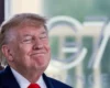 Трамп помістив себе на паспорт США і підписав: «Будь хорошим»