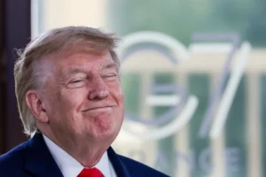 Трамп помістив себе на паспорт США і підписав: «Будь хорошим»