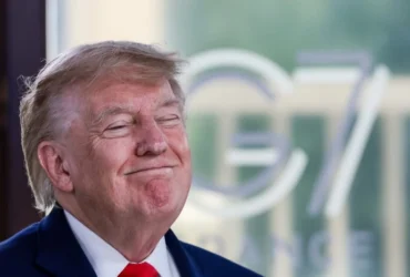 Трамп помістив себе на паспорт США і підписав: «Будь хорошим»