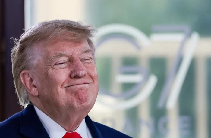 Трамп помістив себе на паспорт США і підписав: «Будь хорошим»