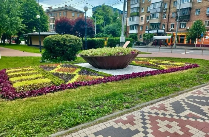 Український борщ на вишитому рушнику: оригінальний квітник прикрасив сквер у Києві