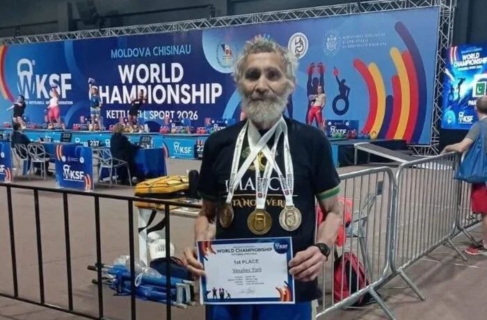 79-річний викладач харківського вишу здобув три золота на Чемпіонаті світу з гирьового спорту