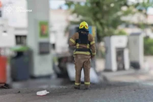 Окупанти вдарили по АЗС у Сумах, постраждали люди (фото)