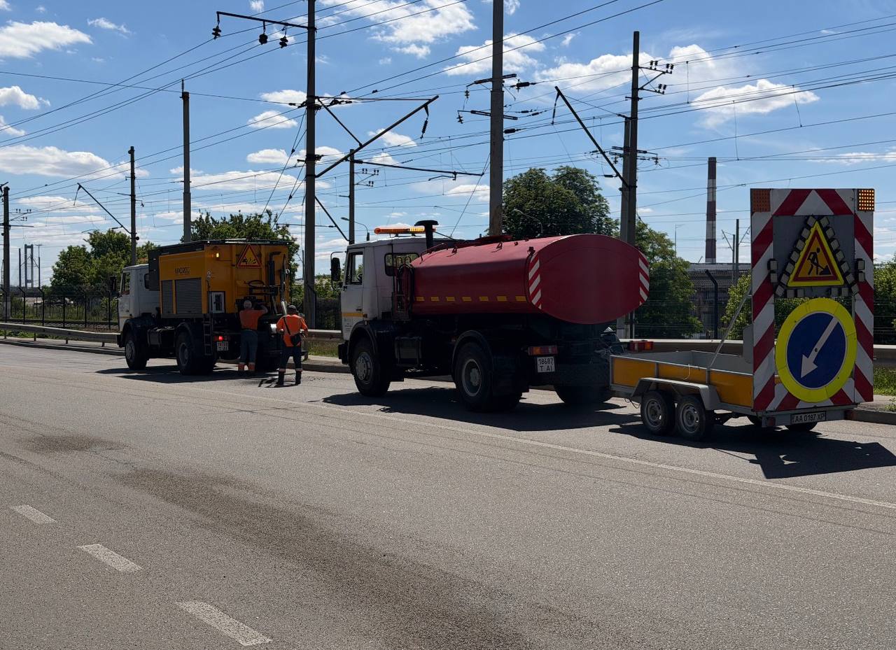 Транспорт дорожної служби на одній з вулиць столиці