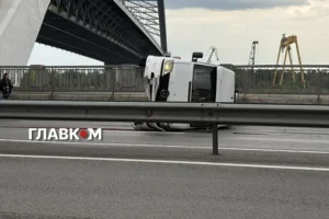У Києві перекинулося авто: де виникли затори