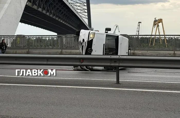 У Києві перекинулося авто: де виникли затори