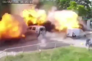 Удар по спальному району Запоріжжя потрапив на камери: є загиблі та поранені (відео)