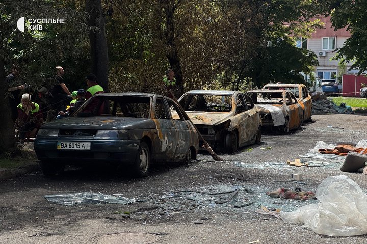 Пошкоджені внаслідок атаки авто у Солом'янському районі. Київ, 15 червня 2026 року