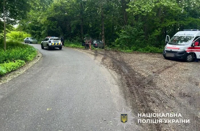 На Київщині п’яний водій врізався в дерево, його пасажир загинув