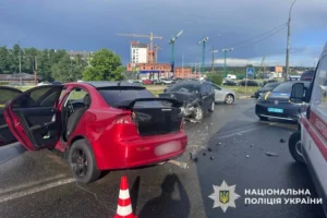 Троє дітей опинилися у лікарні після лобового зіткнення двох авто в Ірпені