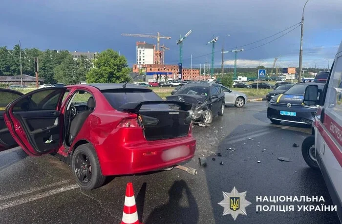Троє дітей опинилися у лікарні після лобового зіткнення двох авто в Ірпені