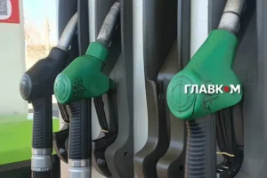 Бензин в Україні дешевшає, але не для всіх