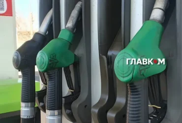 Бензин в Україні дешевшає, але не для всіх