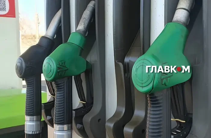 Бензин в Україні дешевшає, але не для всіх