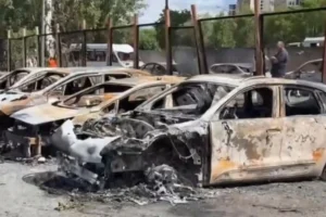 Від десятків авто залишився лише метал: наслідки пожежі на парковці Мінського масиву (фото)