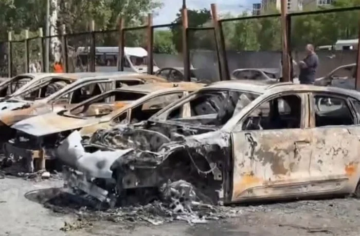 Від десятків авто залишився лише метал: наслідки пожежі на парковці Мінського масиву (фото)
