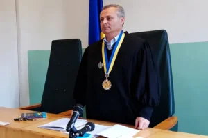 Служитель Феміди, який брав хабар у туалеті суду, отримав вирок