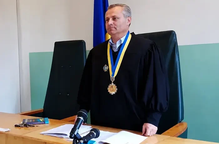 Служитель Феміди, який брав хабар у туалеті суду, отримав вирок